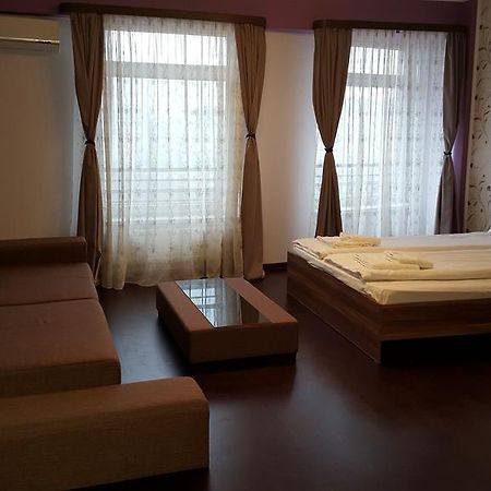 Sunlight Studio Apartment Орадеа Екстериор снимка